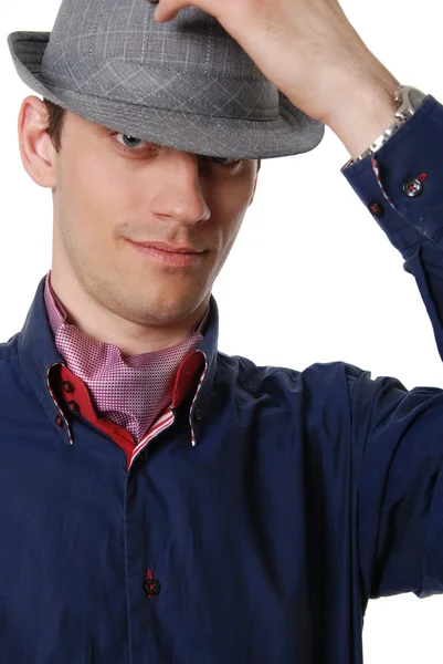 De leuke jonge vent in een hoed — Stockfoto