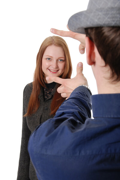 Крупный план молодой девушки, делающей рамку руками
