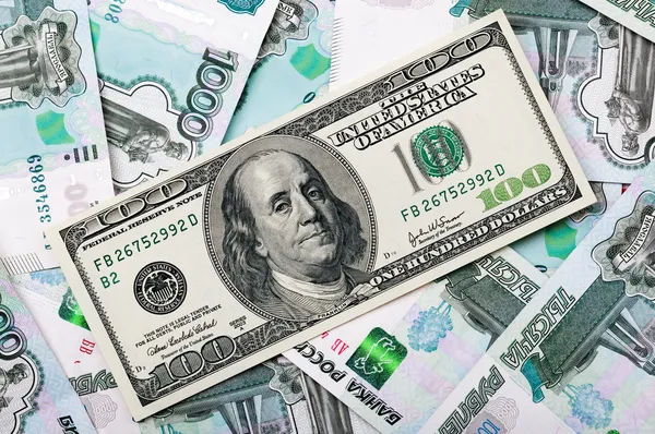 Uma nota de cem dólares numa nota russa. Fotos De Bancos De Imagens