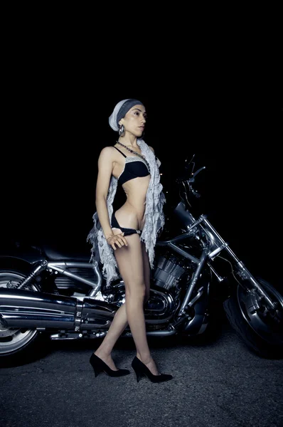 バイクに乗る人のファッションの女の子 — ストック写真