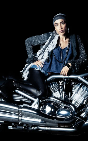 バイクに乗る人のファッションの女の子 — ストック写真
