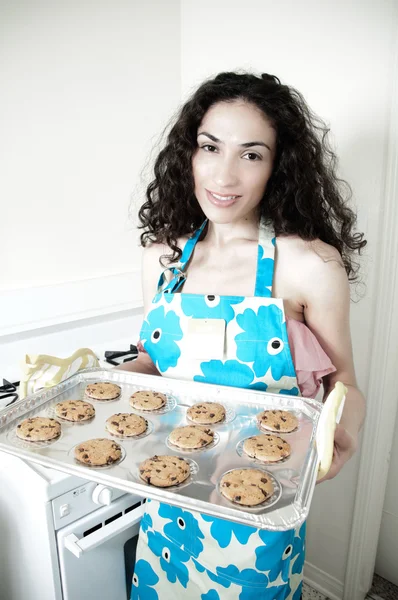 Nő sütés a konyhában — Stock Fotó