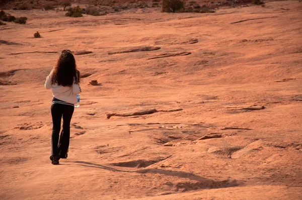 Woman walking in the desert — Stock Photo, Image