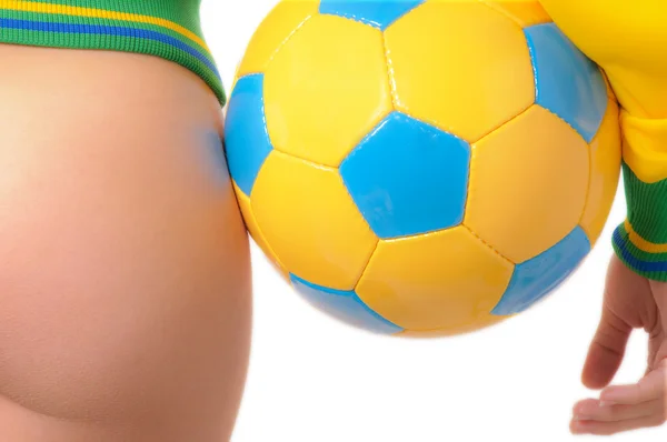 Βραζιλιάνικο μπικίνι μοντέλο κάτω κρατώντας την μπάλα ποδοσφαίρου — Φωτογραφία Αρχείου