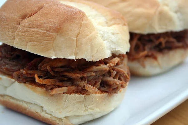 BBQ puxou sanduíches de carne de porco — Fotografia de Stock