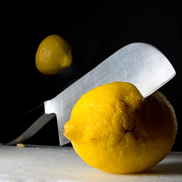 Sliceing 레몬 로열티 프리 스톡 사진