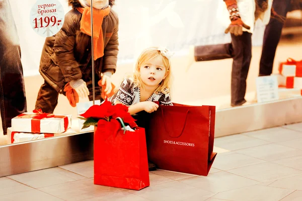 Dívka s nákupními taškami Royalty Free Stock Obrázky