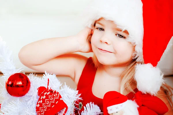 La bambina in cappello da Babbo Natale — Foto Stock
