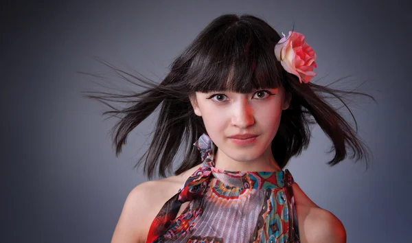 Portrét krásné dívky vývoj vlasy asijské — Stock fotografie