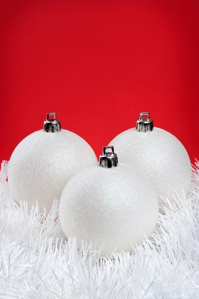Белые рождественские безделушки — стоковое фото