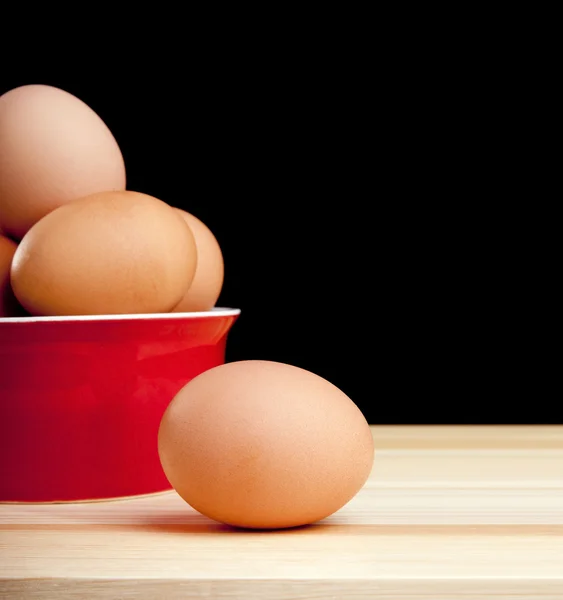 Яйца на скамейке — стоковое фото