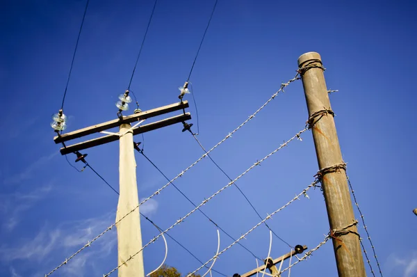 Drut kolczasty linii energetycznych — Zdjęcie stockowe