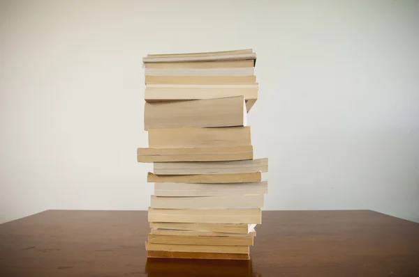 Pilha de livro na mesa — Fotografia de Stock