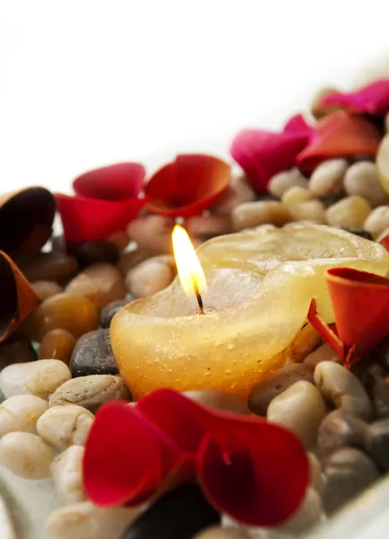 Kerze und Blumenblätter — Stockfoto