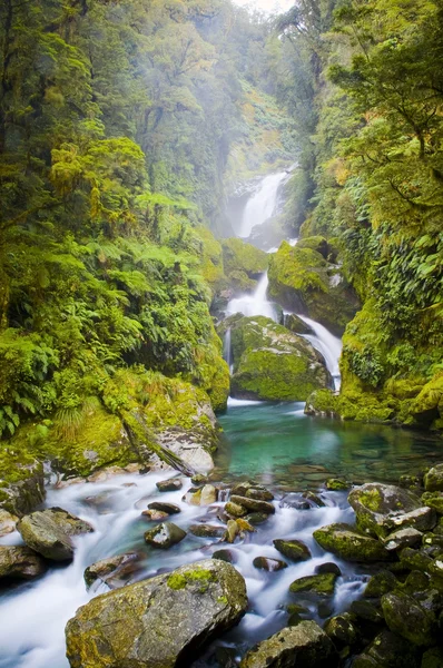 Erstaunlicher Wasserfall — Stockfoto