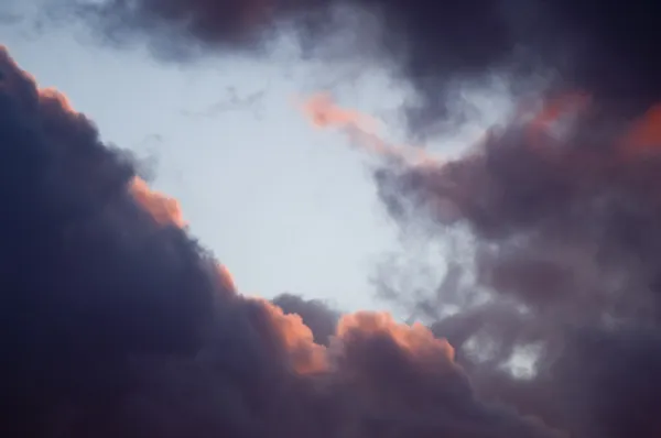 Intensive Sonnenuntergangswolken — Stockfoto