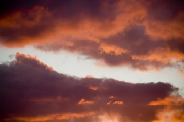 Intens zonsondergang wolken — Stockfoto