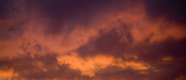 Nuvens intensas do por do sol — Fotografia de Stock