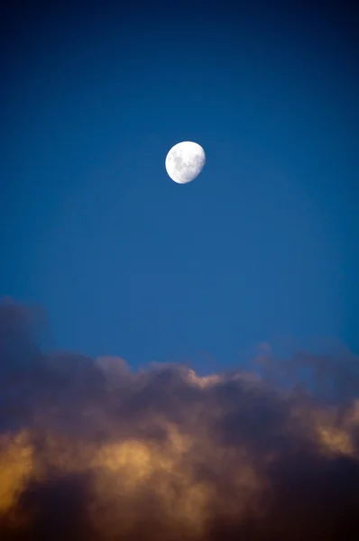Weißer Mond und dunkle Wolken — Stockfoto
