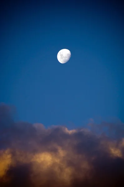 Lua Branca e Nuvens de Crepúsculo — Fotografia de Stock