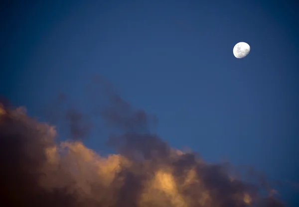Λευκό φεγγάρι και σούρουπο σύννεφα — Φωτογραφία Αρχείου