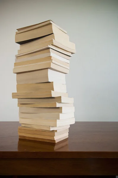 Стопка книг на столе — стоковое фото