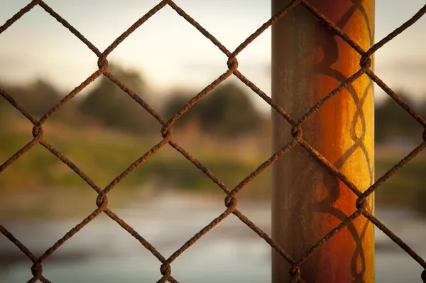 Ржавый забор — стоковое фото