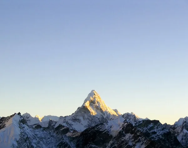 Snö utjämnade toppar i himalaya, nepal. — Stockfoto
