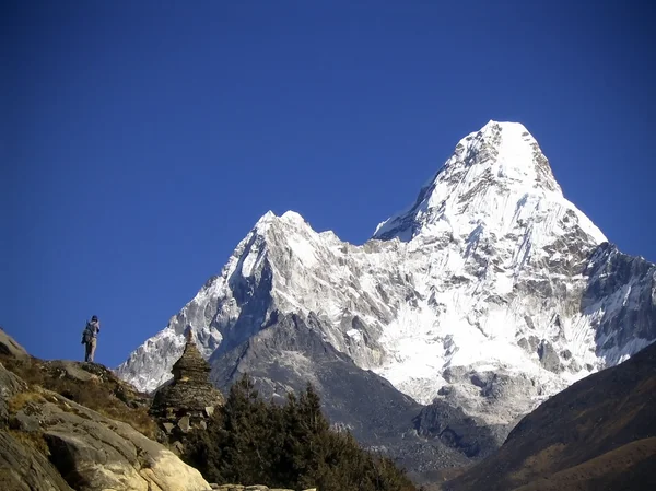 Snö utjämnade toppar i himalaya, nepal. — Stockfoto