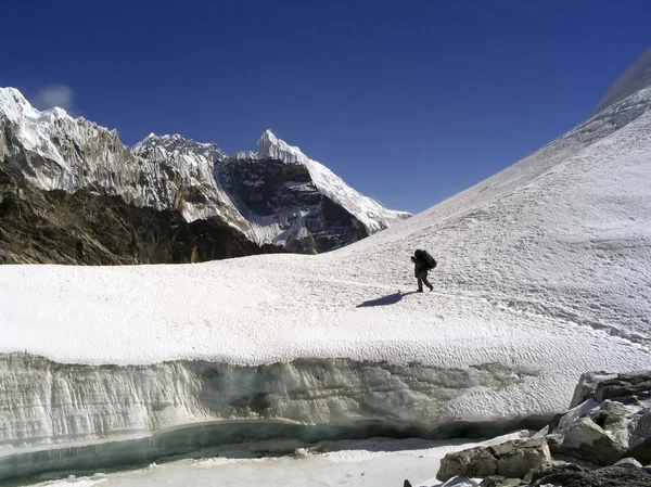Пересекая ледник на вершине — стоковое фото