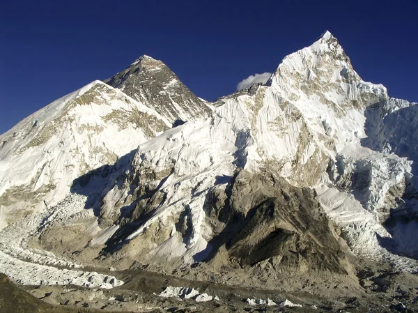 Picos cobertos de neve no Himalaia, Nepal . — Fotografia de Stock