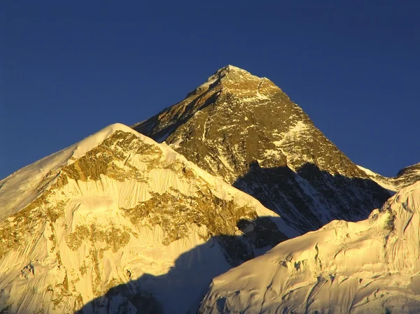 Χιόνι χιονοσκέπαστες κορυφές στο η himalaya, Νεπάλ. — Φωτογραφία Αρχείου