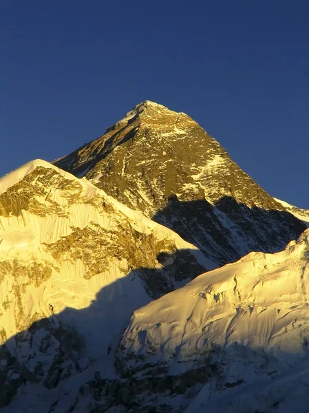 雪皑皑雪峰在喜马拉雅山，尼泊尔. — 图库照片