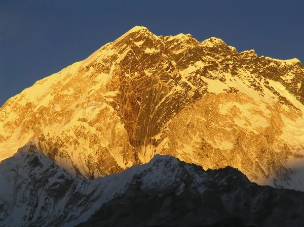 Sněhu limitován vrcholy v Himálaj, Nepál. — Stock fotografie
