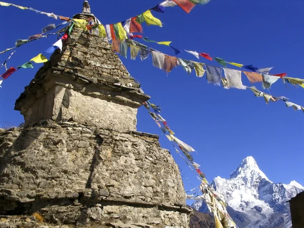 Śniegiem szczyt ama dablam w Himalaje, nepal — Zdjęcie stockowe