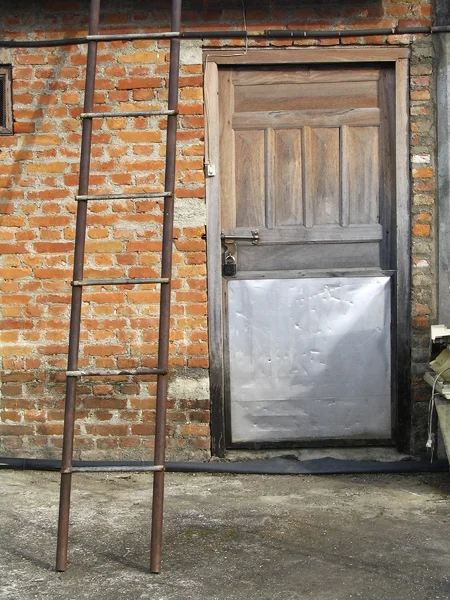 Лестница и дверь — стоковое фото