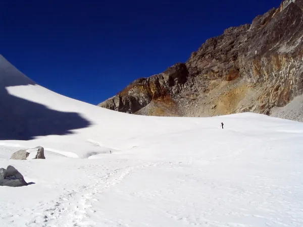 Escursionista sul ghiacciaio — Foto Stock