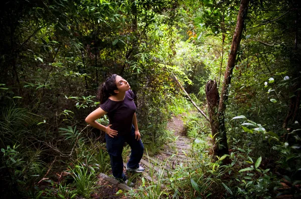 여성 정글 도보 여행자 — 스톡 사진