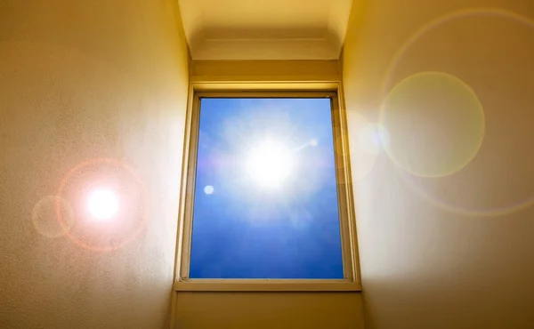 Mavi gökyüzü penceresi — Stok fotoğraf