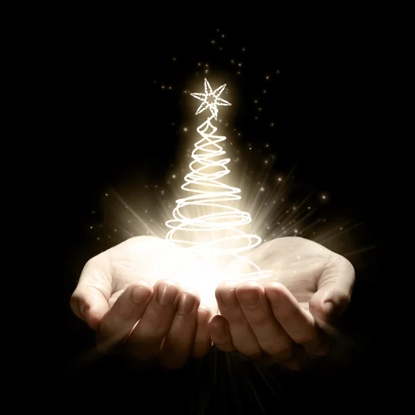 Otevřené ruce držící vánoční strom — Stock fotografie
