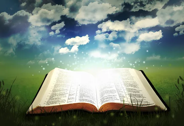 Светящаяся открытая Библия — стоковое фото