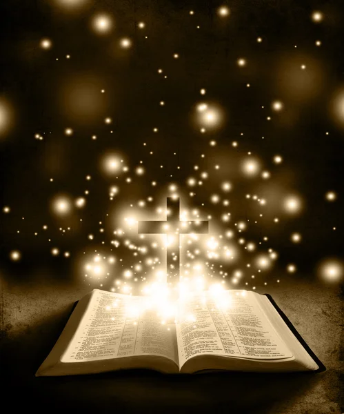 Светящаяся Библия с крестом на коричневом фоне — стоковое фото