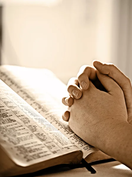 Womans praying over a Bible — Stock Photo, Image