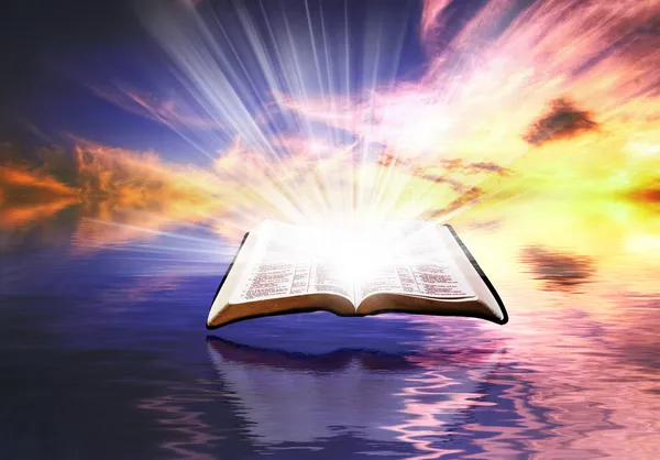 Schwimmende Bibel bei Sonnenuntergang — Stockfoto