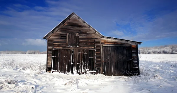 Stodoła pokryte śniegiem — Zdjęcie stockowe