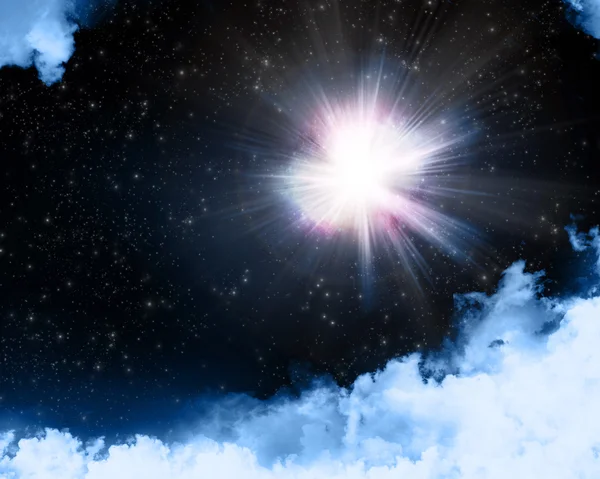 Supernova bleue et violette à travers les nuages — Photo