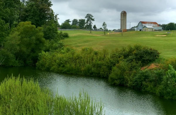 Golfbaan op oude boerderij — Stockfoto
