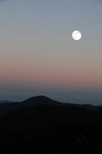 보름달과 황혼에 산 — 스톡 사진