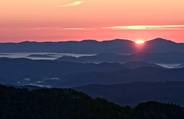 Montanhas nascer do sol — Fotografia de Stock