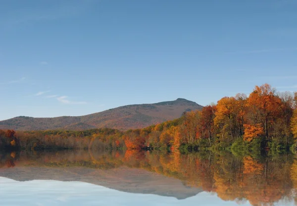 Гірське озеро восени — стокове фото